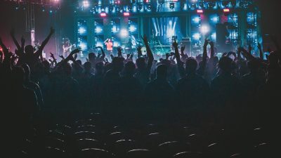 才艺类抖音高清视频封面，舞蹈博主在舞台灯光下表演，动作流畅画质清晰