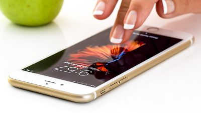 抖音无水印下载教程视频封面，手机屏幕展示操作步骤，背景为深色靛蓝风格